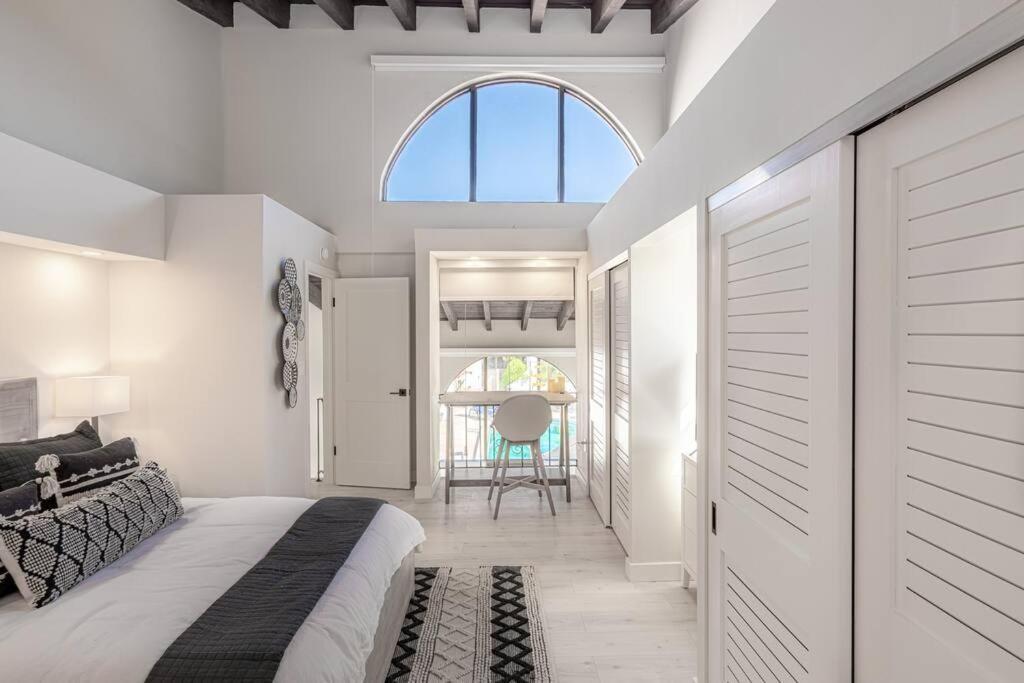 At St Unit A Luxury Pool Villa, Pet Friendly Pousada
